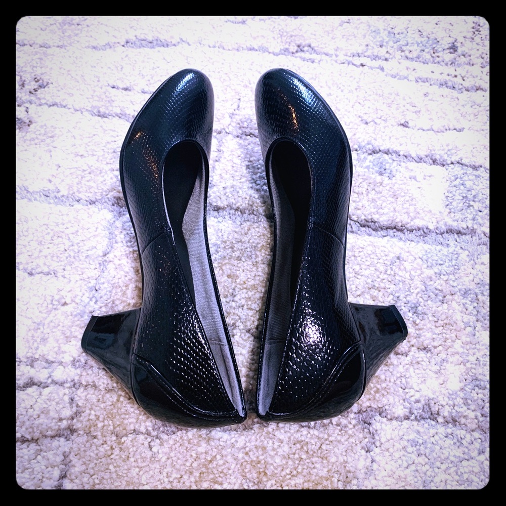 Slip resistant memory form formal heels